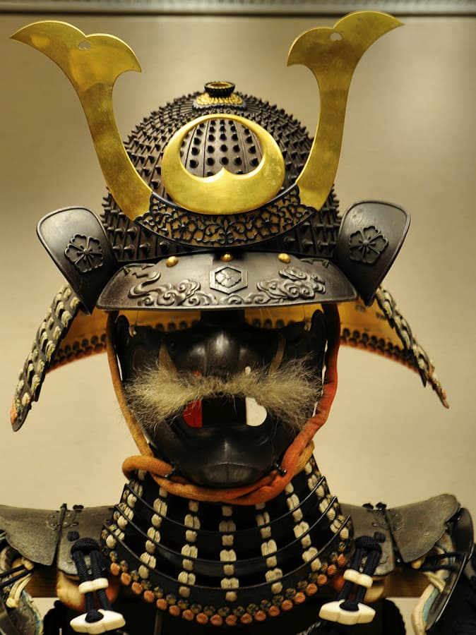 Casque de samouraï (兜 kabuto) faisant partie d'une armure japonaise composite (XVIᵉ-XVIIIᵉ siècles), British Museum, Londres | Photographie : Philippe Contal, 2009 Casque de samouraï (兜 kabuto) faisant partie d'une armure japonaise composite (XVIᵉ-XVIIIᵉ siècles), British Museum, Londres | Photographie : Philippe Contal, 2009