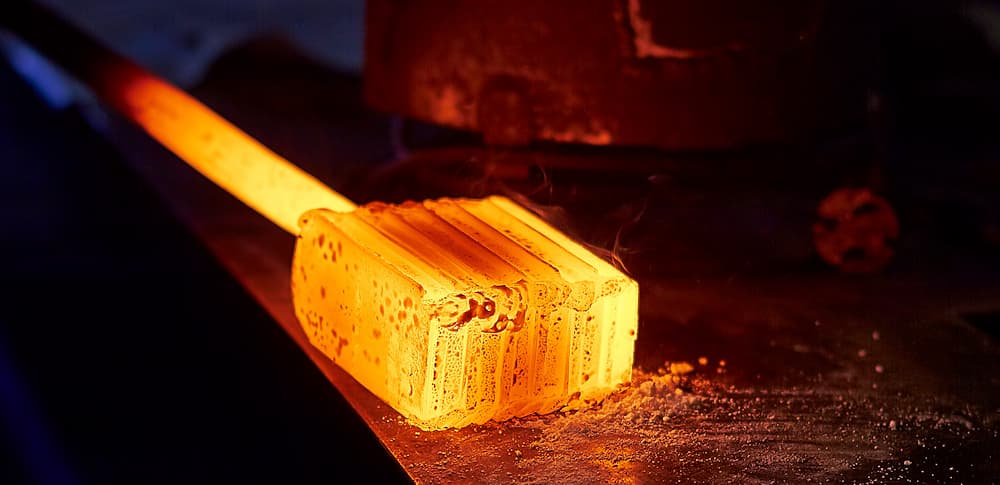 Forge damassée à partir de plusieurs plaques d'acier soudées #Terressens Forge damassée à partir de plusieurs plaques d'acier soudées #Terressens