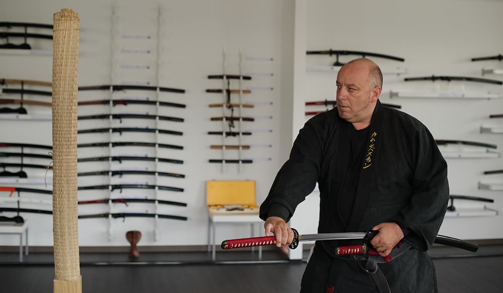 Sébastien Camus (Bujinkan Kageryu dōjō - Dōjō des Ombres, Carpentras, France) pratiquant le Battōdō, l'art de la coupe au katana (photographie : Philippe Contal, 2014) #Terressens Sébastien Camus (Bujinkan Kageryu dōjō - Dōjō des Ombres, Carpentras, France) pratiquant le Battōdō, l'art de la coupe au katana (photographie : Philippe Contal, 2014) #Terressens