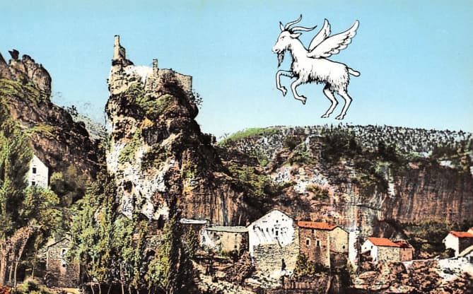 Castelbouc est sis en Lozère, au bord du Tarn, en amont de Sainte-Énimie. D'anciennes cartes postales au charme désuet malgré une colorisation approximative ne manquent pas de rappeler la légende #Terressens