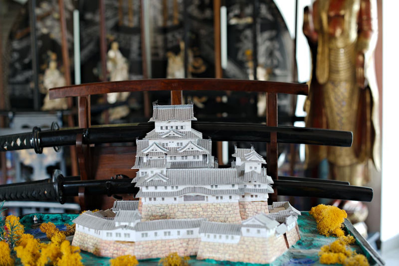 Katanas et maquette du Palais impérial à Tōkyō (Chiyoda) #Terressens