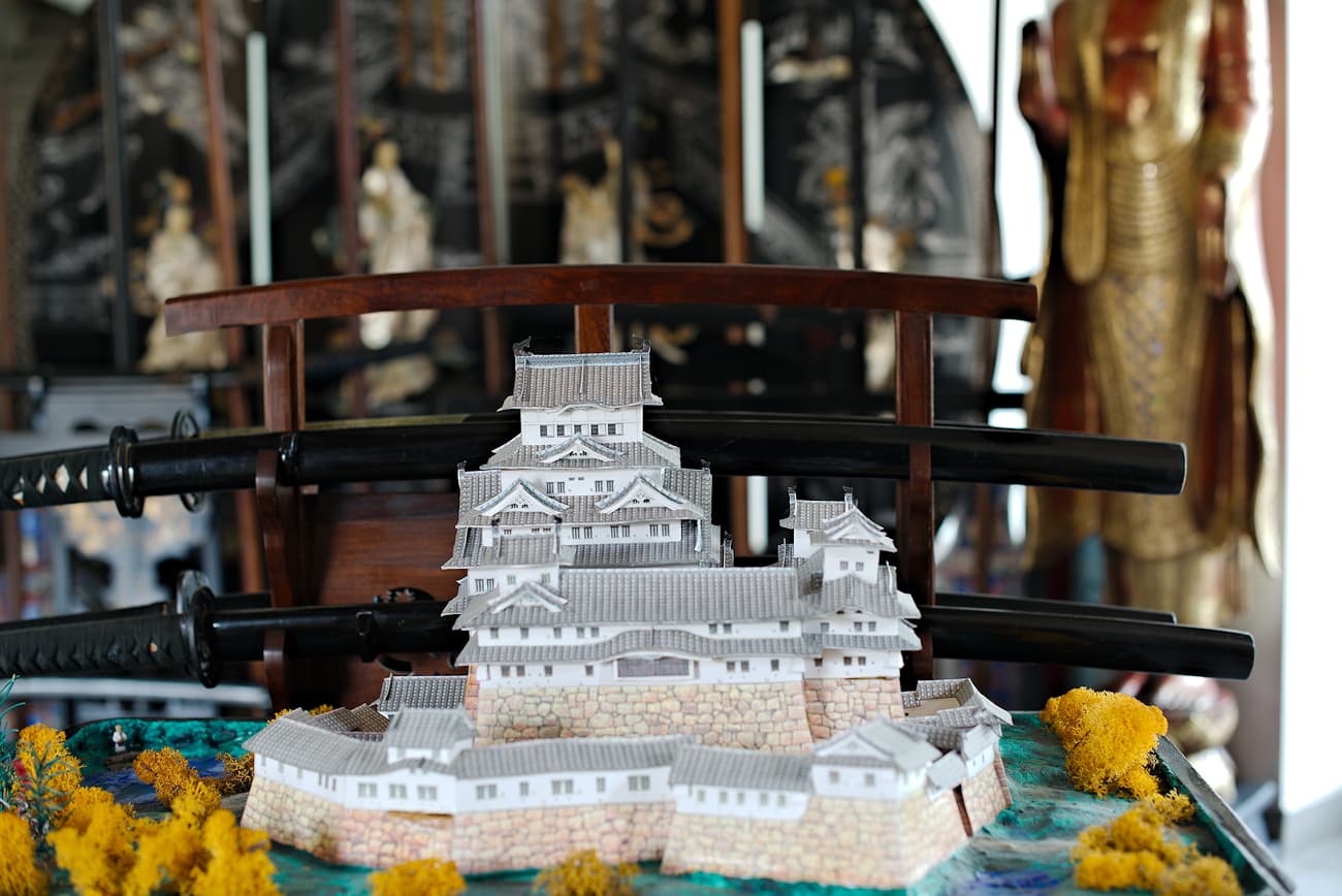 Katanas et maquette du Palais impérial à Tōkyō (Chiyoda) #Terressens