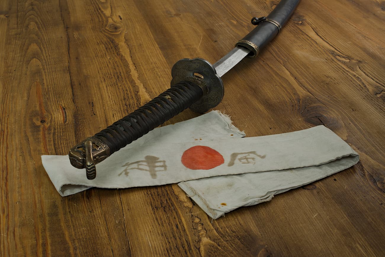 Tachi et bandana arborant le disque rouge, symbole du Pays du Soleil levant #Terressens