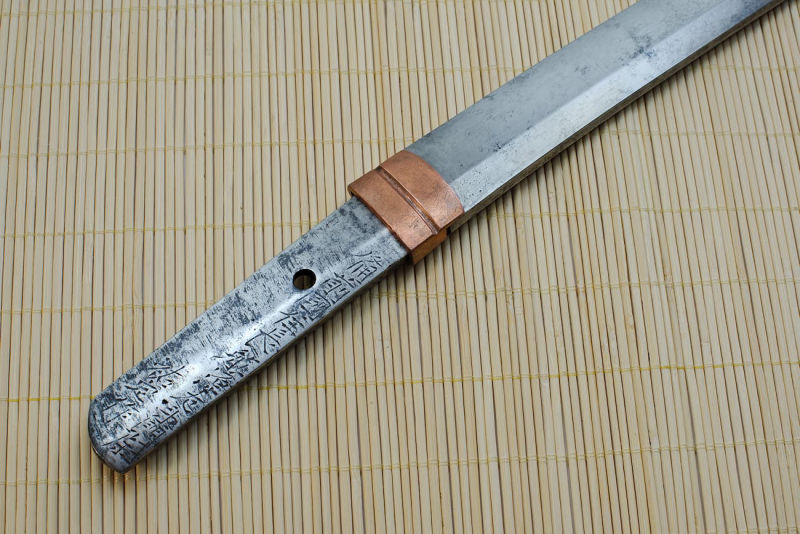 Soie gravée d'un tantō (signature du forgeron) #Terressens