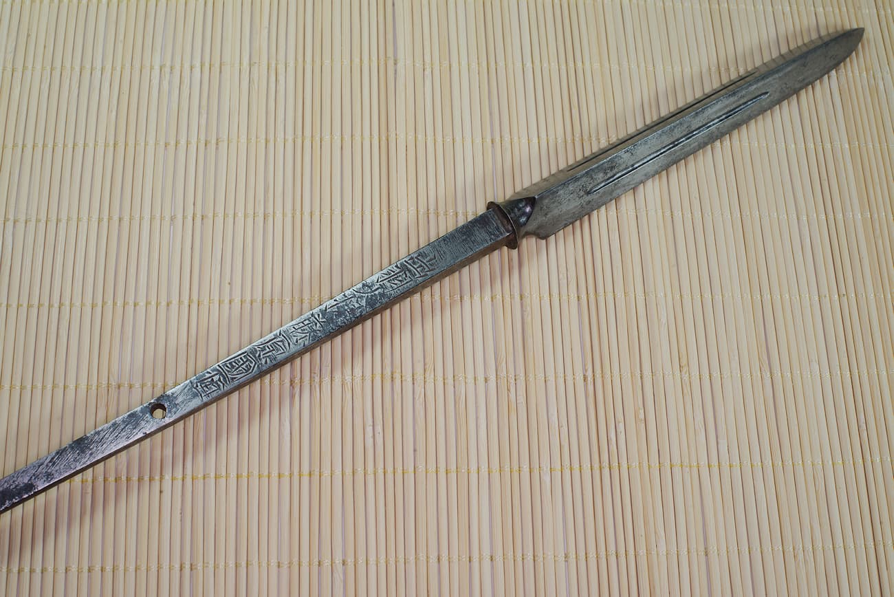 Flèche d'un yari (槍), lance japonaise, dont la soie est gravée (signature du forgeron) #Terressens