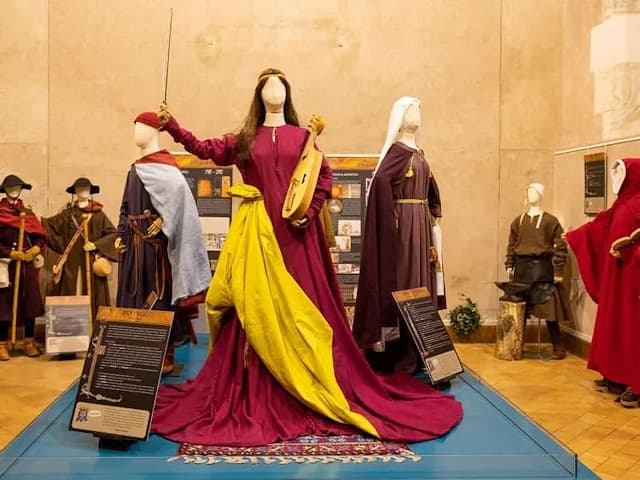Narbonne. Exposition sur la mode du XIIIᵉ siècle