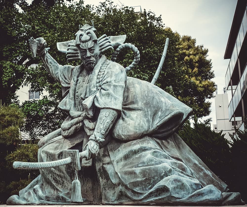 Statue d'Ichikawa Danjūrō IX dans son rôle de samouraï (« Shibaraku »), Temple de Senso-ji, Tōkyō, Japon #Terressens (AdobeStock n° 190654464)