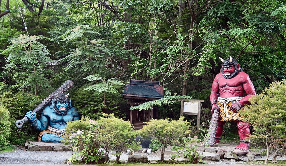 Statues de Ao Oni et Red Oni, Vallée de l'enfer Jigokudani, Noboribetsu, Hokkaido, Japon #Terressens (AdobeStock n° 327469643)