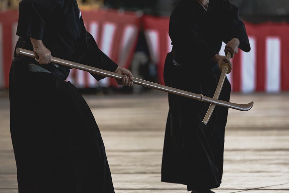 Démonstration avec une naginatana et un bokken (katana en bois) #Terressens (AdobeStock n° 1589924158)