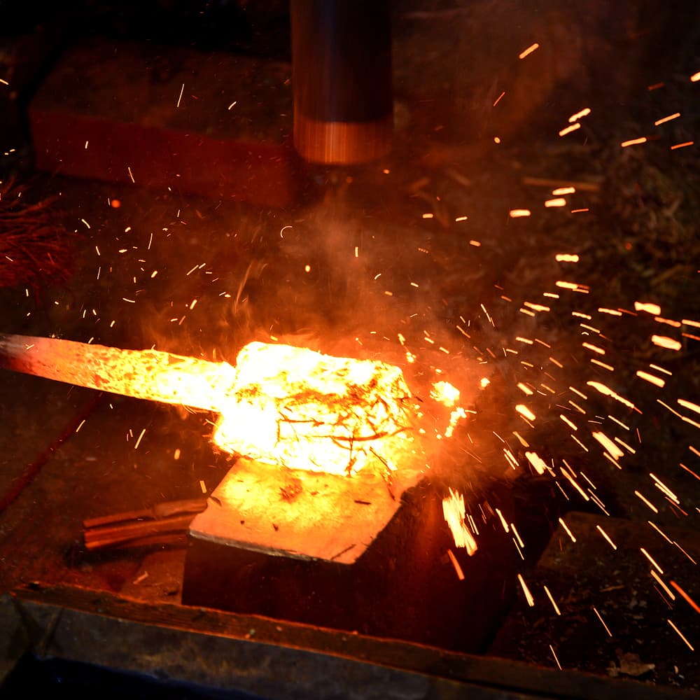 Forge de katana : découvrez la fabrication traditionnelle des sabres de samouraï japonais | Samouraïs & Katanas | #Terressens
Étape de forge d'un katana au Japon : chauffé dans un four traditionnel, il devient maléable. Le métal est alors martelé pour lui donner sa forme