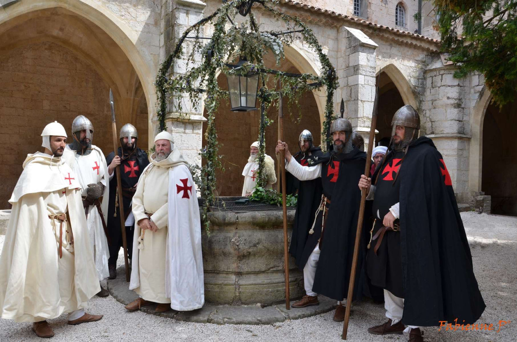 Une compagnie qui porte bien son nom et propose de belles reconstitutions de l'univers des templiers, chevaliers et sergents confondus www.lesblancsmanteaux.fr (© compagnie des Blancs Manteaux)