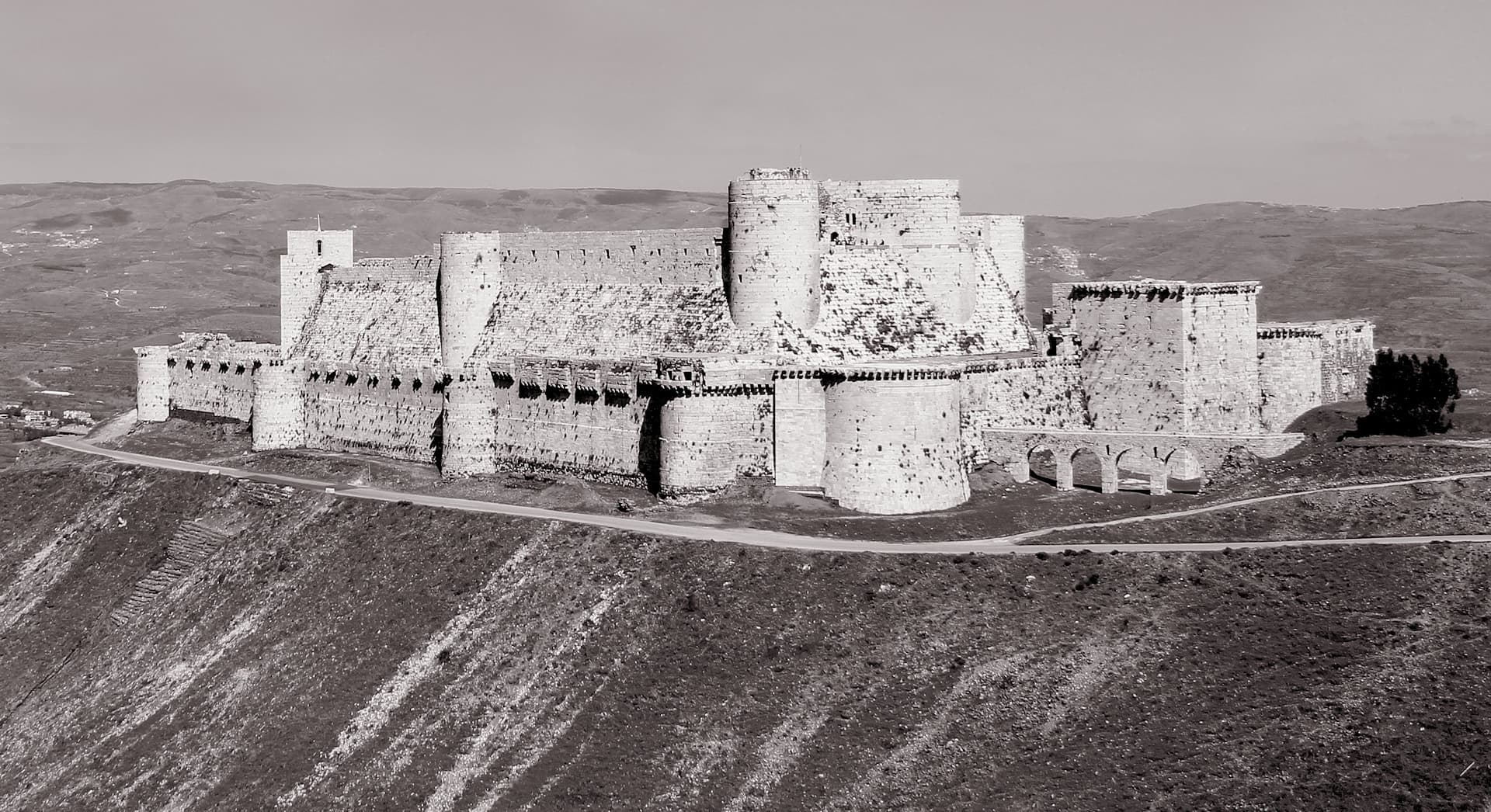 Parmi les citadelles renforcées, le krak des chevaliers (Syrie) est entouré d'un nouveau rempart | #Terressens